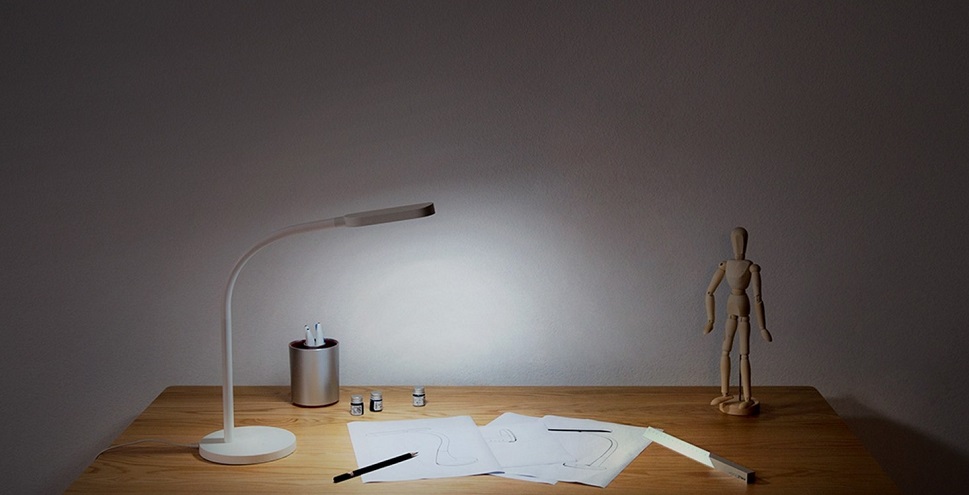 стильный дизайн лампы в белом цвете