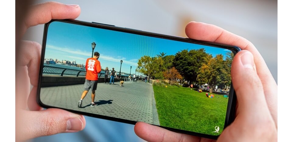 смартфон с ярким дисплеем